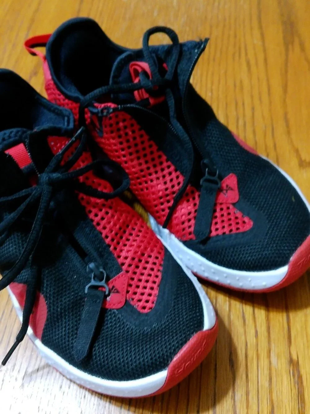 RED BLACK NIKES BOYS SIZE 5 - Picture 4 of 6
